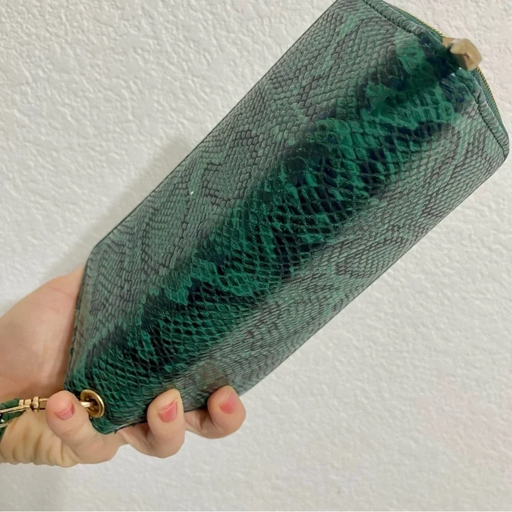 NWOT Green faux fake imitation alligator skin wallet clutch wristlet